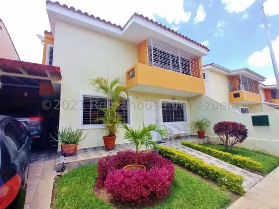 Maravilloso Townhouse En Venta Ubicado En La Morita I Db 23-15165