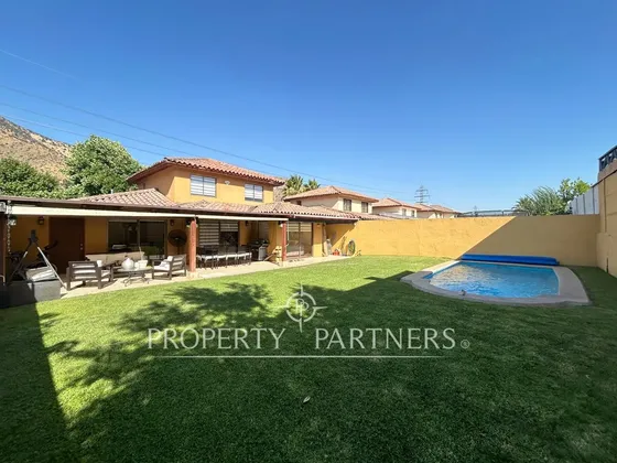 Destacada E Impecable Casa Familiar En Lomas Del C...
