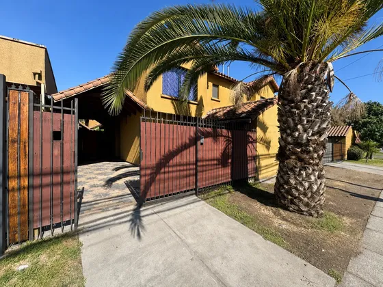 Amplia Casa De 4 Dormitorios Y 3 Baños En Av. Circunvalación