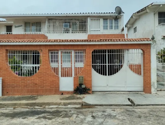 Lm Vende Casa-quinta De 2 Plantas Y Un Anexo En Urb. Prebo, Valencia.