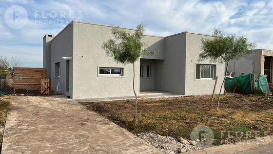 Flores Prop. Vende Casa - Pilar Del Este - Santa Elena - Terminada