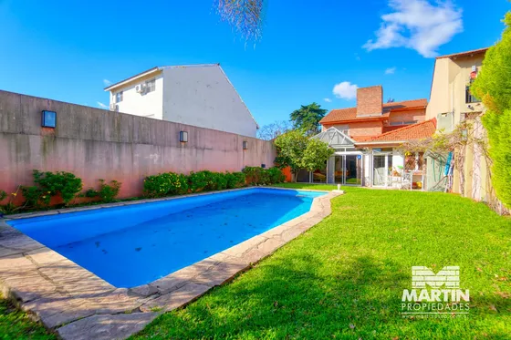 Casa En Venta Martinez 5 Ambientes Con Jardín Y Pileta.