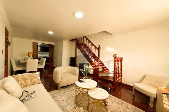 Casa 2 Pisos, Cómoda Y Bien Ubicada