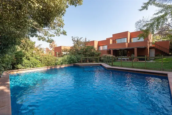 Casa En Venta De 5 Dorm. En Las Condes Cerca Colegio Wenlock