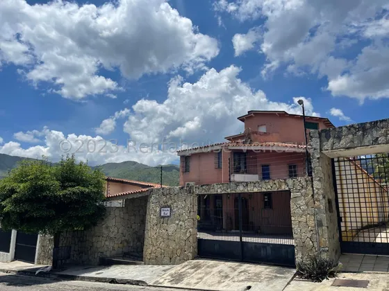 Casa Quinta En Venta En Urb El Castillo Diseño Único Con Apartamento Moderno Totalmente Independiente Parrillera Jardín Patio Nela 24-5287