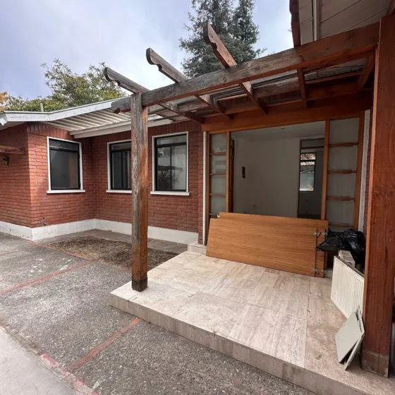 Remodela O Invierte: Casa Con Piscina En Lo Barnechea/dehesa