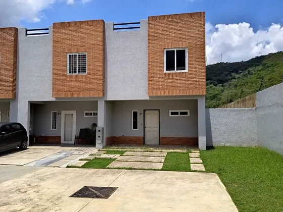 Townhouse De Esquina Obra Gris  Manantial Villa Grial Socc