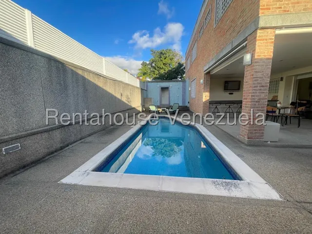 En Exclusiva Urbanización, Bella Casa Con Excelentes Áreas Sociales. 25-15224