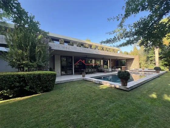Casa En Arriendo De 5 Dorm. En Las Brisas De Chicureo