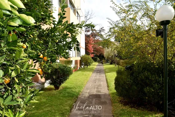 Depto. En Venta 2 Dorm &#43; Servicio / Vitacura / 2 Estac.