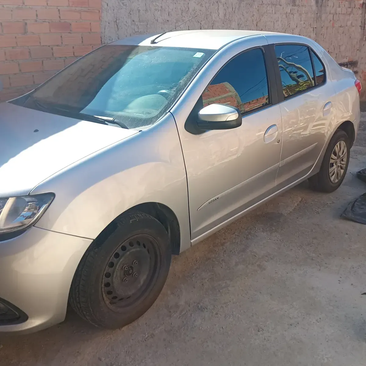 Renault Logan 2015 1.0 16v Expression Hi-flex 4p — foto 1