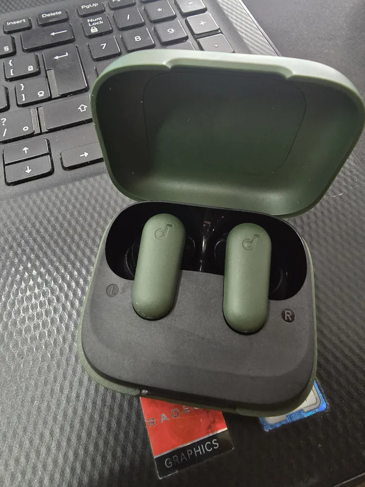 Estojo do Soundcore P30i como suporte de celular