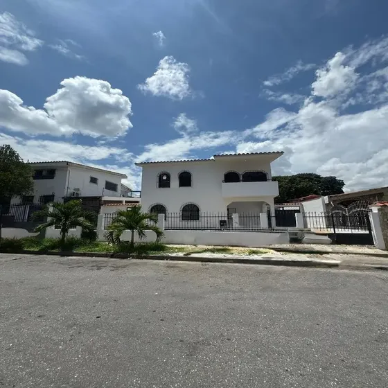Casa Comercial En Alquiler Con Inmejorable Ubicacion En Urbanizacion Trigal Norte Valencia. St