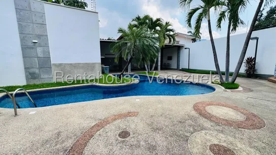 1casa En Venta En Urbanizacion Cantarrana Las Delicias Maracay Con Planta Electrica 26-10782 Mmarin