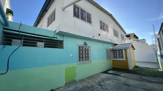 Casa Para Uso Comercial En Bella Vista De 400m2
