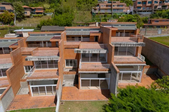 Se Vende Nuevo/obra Gris Th 600m2 - 4h+1s+4b+1s+4p - Alto Hatillo - Rg