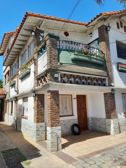 Propiedad De 5 Ambientes Mas Dependencia, En Vivienda Multifamiliar