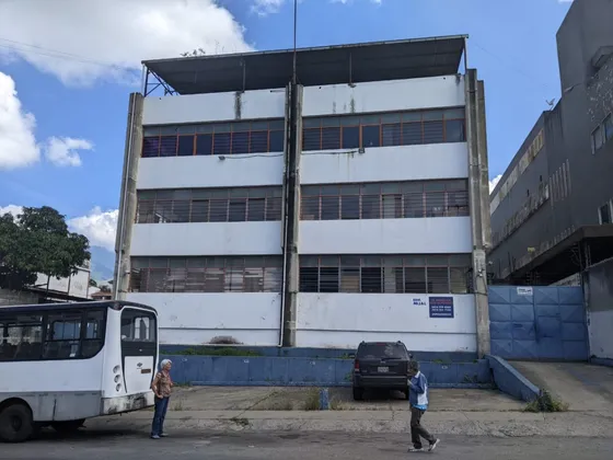 Disponible Edificio Industrial En Venta Y/o Tambien Alquiler De Depósitos . Excelente Ubicación