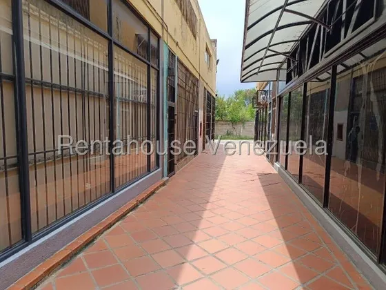 En Alquiler Local Comercial Inm, Situado En La Zona Industrial Sur, Cercano Alcaldia De Valencia. Ideal Para Deposito , Con 107 Mts De Construccion Y 6 Mts De Altura,