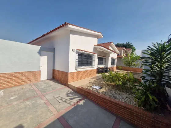 Casa En Venta Remodelada Urb. Valles De Camoruco (mer)
