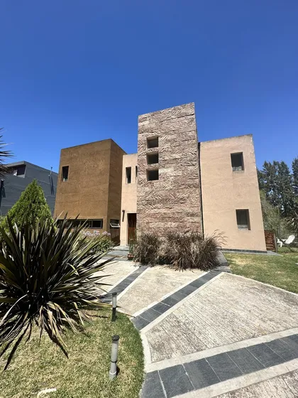 Casa En Venta O Alquiler En El Barrio Malibu, San Vicente