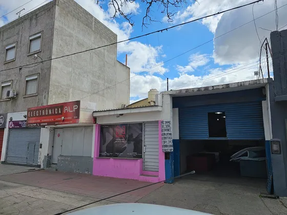 Ofrecemos En Venta Un Deposito Con Dos Locales Comerciales