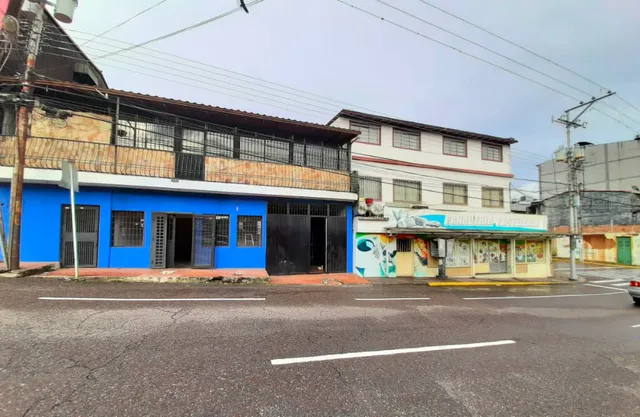 R.p En Venta 2 Locales A Pie De Calle En Barrio Obrero