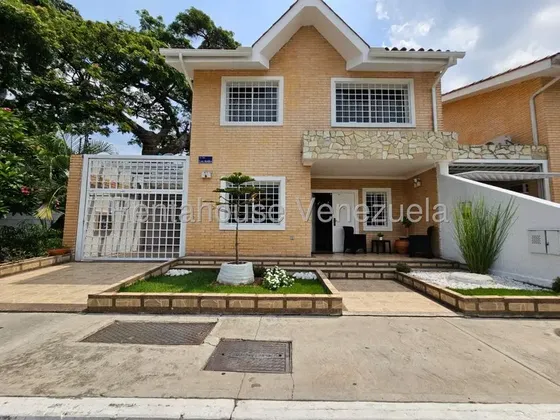 Venta De Casa Duplex En Urbanismo Privado En La Victoria 25-21415 Gbf