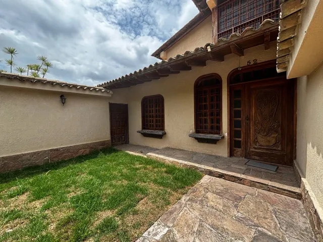 Espectacular Casa En Alquiler Es Ubicacion Exclusiva Del Este De Barquisimeto Con Hermosas Areas Verdes Bar Integrado Amplio Patio 6 Habitaciones Y 6 Baños Tanque De 15 Mil Litros Con Camaras Y Alarma