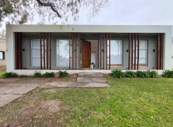 Casa En Venta - 3 Dormitorios 3 Baños - 700mts2 - Guernica, Presidente Perón