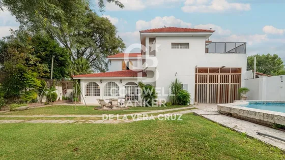 Casa De Estilo En Venta  En Guadalupe Residencial, Patio Verde 4 Dormitorios