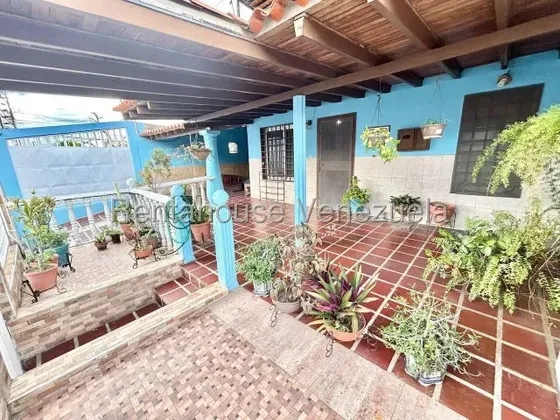 Julio Martínez Ofrece En Alquiler Encantadora Casa Amoblada De Tres Niveles En Cabudare, 27-5313