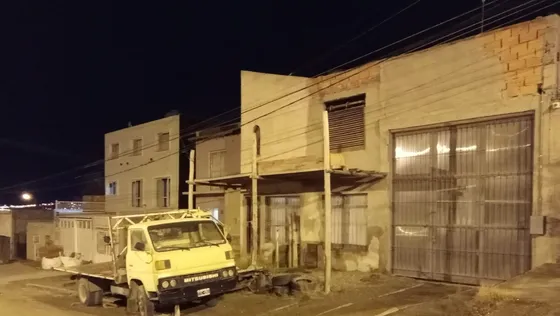 Propiedad Comercial/industrial Con Vivienda, Con Paneles Solares Y Equipos. 