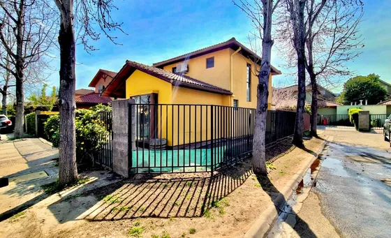 Práctica Y Manejable Casa En Condominio De Huechuraba