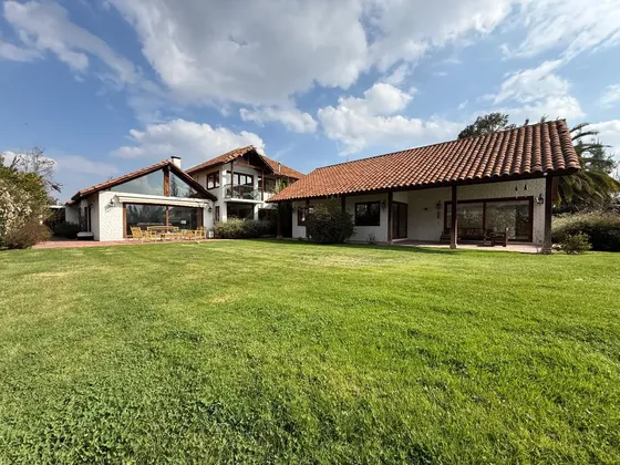 Gran Casa En Venta En Club De Golf Los Lirios, Requínoa