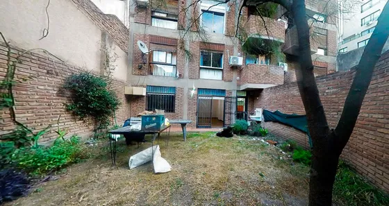 En Venta Departamento Planta Baja  2 Dormitorios  Amplio  Jardín Verde En Plena Nueva Córdoba