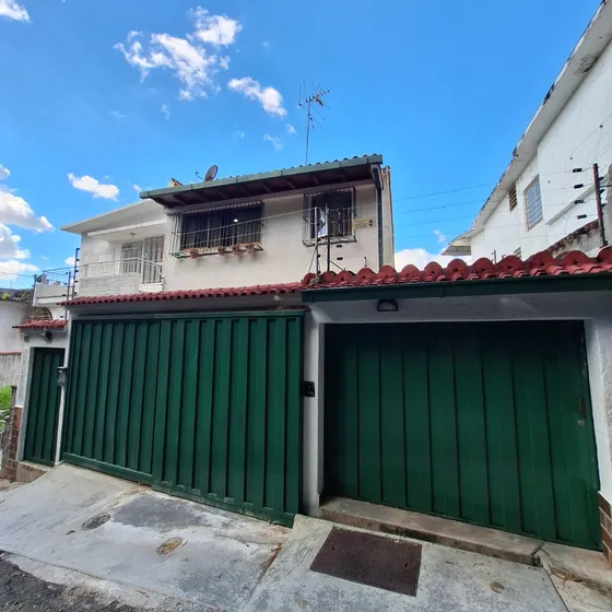 Vendo Comoda Quinta Colinas De Los Chaguaramos. 300 Mts2. Anexo Independiente 145 Mts2. Vista. Calle Tranquila. 