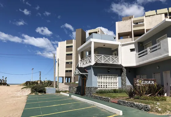 Villa Gessell: En Venta Edificio De 21 Departamentos Al Frente A 40 Metros Del Mar; 16 Cocheras Descubiertas. Posible Permuta Propiedad En Bs As F: 8562