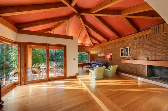 Casa Chilena Contemporánea Con Amplio Jardín Y Espacios Que