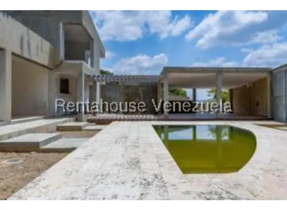  #25-20955  Hermosa Casa En Prados Del Este 