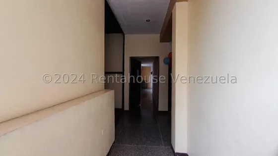 %%  Raiza Suarez Vende Local Comercial Ideal Para Consultorio Medico En El Oeste De Barquisimeto 2 5 5 8 1 8 Posee 25m2 Baño Interno Y Aire Acondicionado Excelente Oportunidad.                        