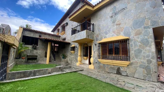 Casa En Venta En Valencia, Urbanización La Viña, Calle Cerrada. Lm.p