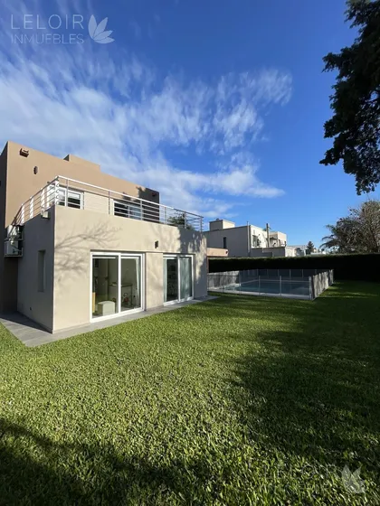 Casa En Venta 4 Amb En Barrio Cerrado Altos Del Sol