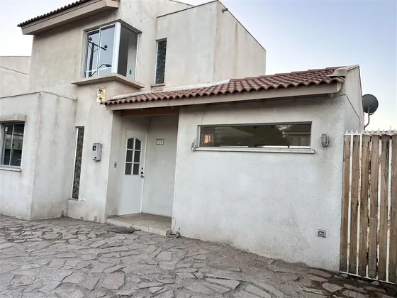 Casa En Venta De 3 Dorm. 3 Baños, Sala De Estar, En Vallenar