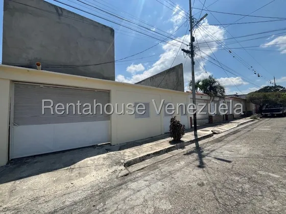 Rosa Rodríguez Vende Casa De Dos Plantas En La Urb. Cerrada Las Mercedes, Cabudare 25-8810