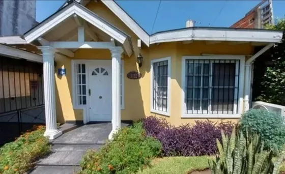 Casa En Venta - 3 Dormitorios 2 Baños - Cochera - 230mts2 - Morón