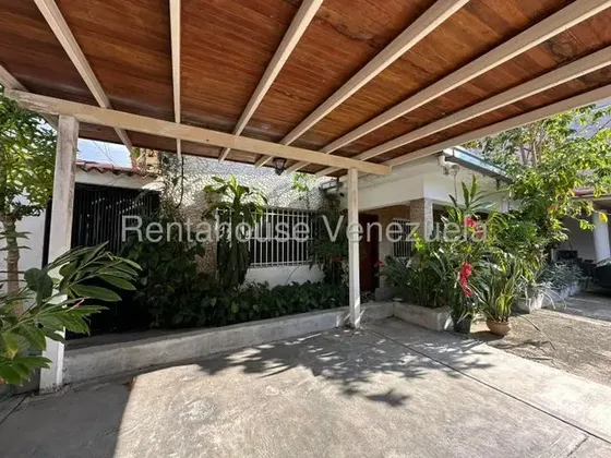 Casa En Venta 594 Mts De Terreno En El Corazon De La Zone Norte Maracay: Urb La Arboleda Con Gran Potencial Comercial 26-12449 Hc
