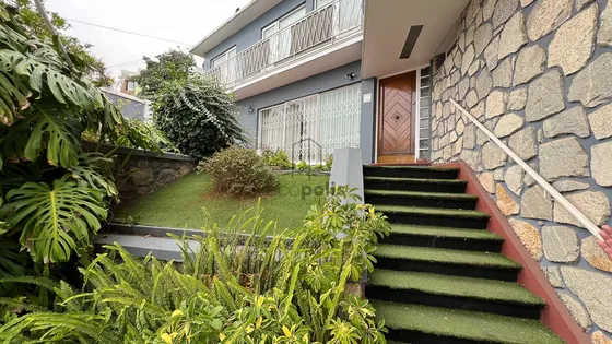 Encantadora Casa Con Diseño Clásico Y Vista Al Mar En Viña