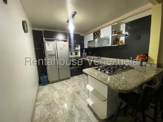 Propiedad En Venta Que Destaca Por Su Gran Potencial Y Versatilidad. Ubicada En Una Urb. Cerrada Que Cuenta Con Vigilancia Las 24 Horas, Ofrece Un Entorno Seguro Para Sus Residentes,