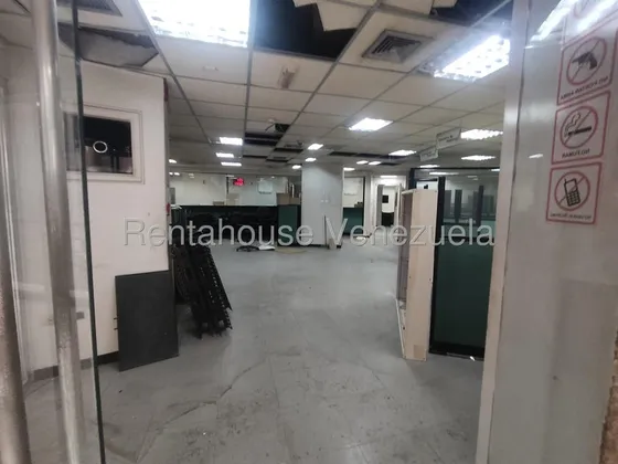 En Venta Local Ubicado En Centro Comercial De Alto Trafico. Son 223 Metros Distribuidos Entre Planta Y Sotano, El Cual Cuenta Con Una Dimension De 33 Mts, Al Cual Se Accede Por Unas Escaleras Internas
